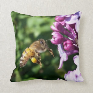 Coussin Atterrissage d'abeille de miel sur des lilas pour