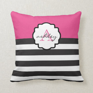 Coussin audacieux de monogramme de rayure de rose