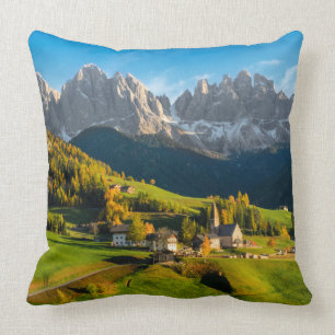 Coussin Automne dans un paysage de dolomites avec l'églis