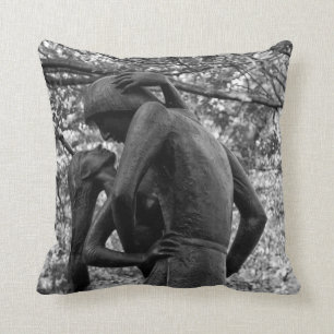 Coussin Automne de Central Park : Statue 01 B&W de Romeo