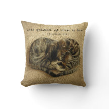 Coussin avec des chats sous forme de coeur