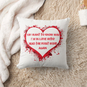 Coussin Avec qui je suis amoureux, texte drôle dans le coe