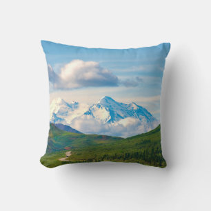 Coussin Avec ses immenses montagnes et entouré d'une merve