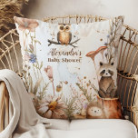 Coussin Baby shower des animaux forestiers<br><div class="desc">Améliorez l'ambiance chaleureuse de votre baby shower avec notre Baby shower d'Oreillers Jetez-vous. Orné d'illustrations charmantes de créatures boisées au milieu d'une forêt luxuriante, ce coussin ajoute une touche fantaisiste à votre célébration. Fabriqué avec un tissu doux et durable, notre oreiller jetable capture l'esprit ludique de la forêt avec ses...</div>