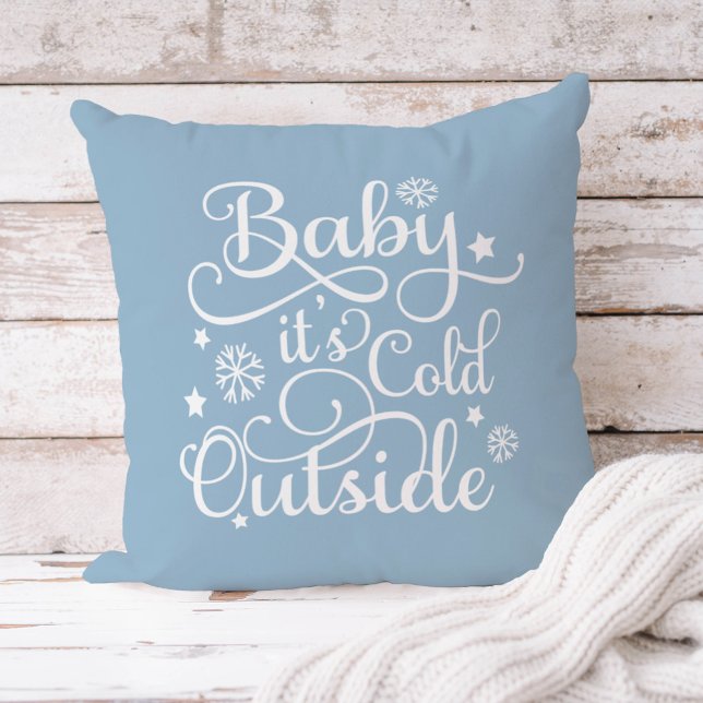 Coussin Baby Son Froid Dehors Dusty Blue Script Holiday (Créateur téléchargé)