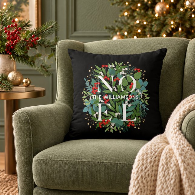 Coussin Baies de verdure NOEL Noël (Personalized greenery and berries NOEL Christmas holiday black throw pillow)