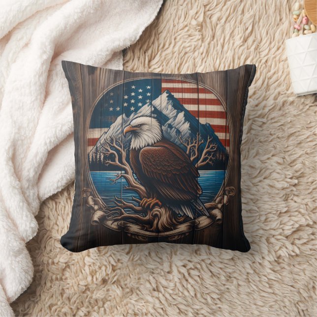 Coussin Bald Eagle perché par Mountain et American Flag (Couverture)