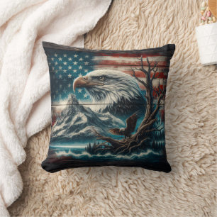 Coussin Bald Eagle perché par Mountain et American Flag