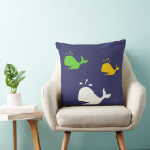 Coussin baleines bleu marine, jaune et verte sur blanc (Chaise)
