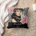 Coussin Bande blanche noire fleurs photo 40e anniversaire<br><div class="desc">Un cadeau pour une femme de 40e anniversaire. Classic mince bandes verticales noir et blanc comme arrière - plan. Avec des fleurs girly et féminine, des roses roses et des pivoines comme décoration. Un cadre sur le devant avec des modèles pour l'âge de 40 ans, nom et dates. Modèle pour...</div>