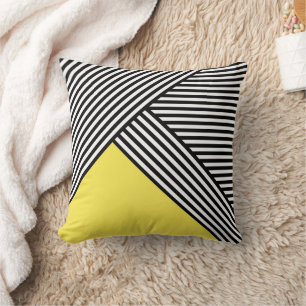 Coussin Bandes noires et blanches avec triangle jaune