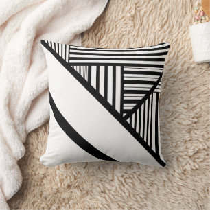 Coussin Bandes triangulaires en noir et blanc