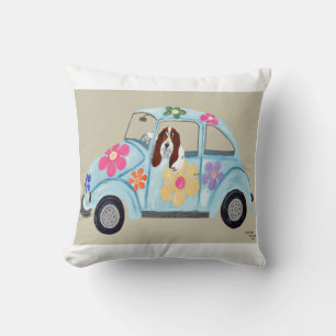 Coussin Basset Hound dans une voiture hippie