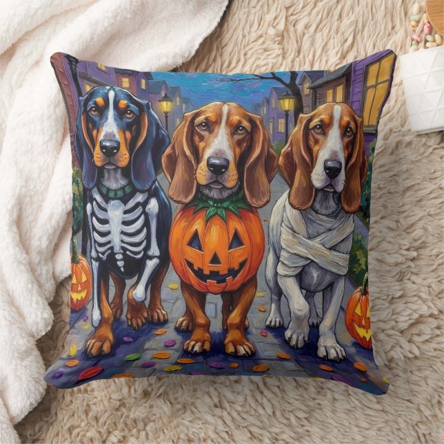 Coussin Basset Hound Dogs Trick-or-Treating en Halloween (Couverture)