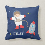Coussin Bateau à fusée Espace extra-atmosphérique Petite a<br><div class="desc">Ajoutez un sens de l'aventure pour une chambre pour enfants,  surtout une chambre pour garçons avec ce design mignon et coloré qui a un petit astronaute sortant du vaisseau fusée. Une pièce amusante avec espace pour la personnalisation de nom pour enfant. Parfait pour le petit astronaute !</div>