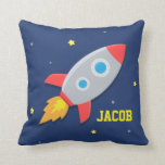 Coussin Bateau À Fusées, Espace Extérieur, Salle Pour Enfa<br><div class="desc">Ajoutez un sens de l'aventure pour une chambre d'enfants, surtout une chambre de garçons avec ce coussin mignon et coloré qui a un vaisseau fusée explosant dans une galaxie d'étoiles et de planètes à travers l'arrière - plan bleu foncé. Une pièce amusante avec espace pour la personnalisation de nom pour...</div>