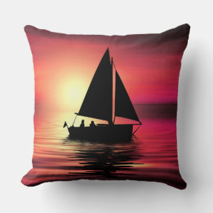 Coussin Bateau à voile au coucher du soleil sur la mer - C