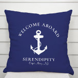 Coussin Bateau Ancre nautique Marine Bleu Bienvenue à bord<br><div class="desc">Un coussin moderne chic sur le thème nautique pour votre bateau qui présente une illustration blanche d'une ancre sur un arrière - plan bleu marine foncé. Vous pouvez personnaliser le texte "Welcome Aboard" ainsi que le nom et l'emplacement de votre bateau.</div>