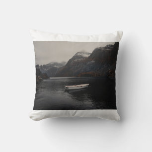 COUSSIN BATEAU BLANC SUR LE CORPS D'EAU PRÈS DES MONTAGNES