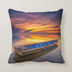 Coussin Bateau de pêche à la plage du lever de soleil