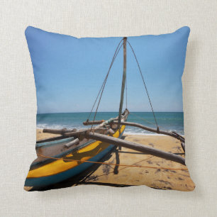 Coussin Bateau de pêche amarré sur la plage