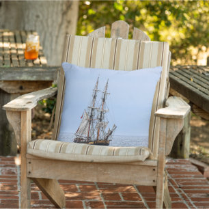 Coussin Bateau de pêche nautique sous un ciel bleu