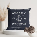 Coussin Bateau Équipement Pour La Vie Nautique Moderne Nom<br><div class="desc">Bateau pour la vie ! Ancrage moderne lancer l'oreiller dans la marine classique riche marine foncé bleu et blanc présentant vos noms et date entourée de détails de corde. Grand cadeau pour les amateurs de bateaux pour la Saint Valentin, les jeunes mariés, les mariages, les renouvellements de voeux, ou les...</div>