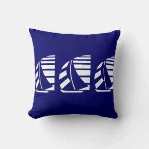 Coussin Bateaux à voile White Racing sur Blue Throw Pillow