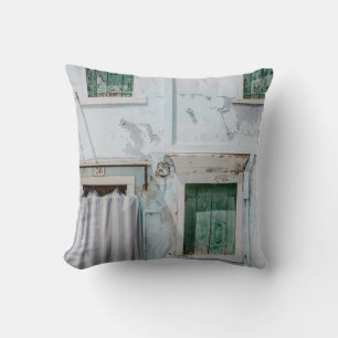 COUSSIN BÂTIMENT BÉTON BLANC AVEC TROIS FENÊTRES VERTES A