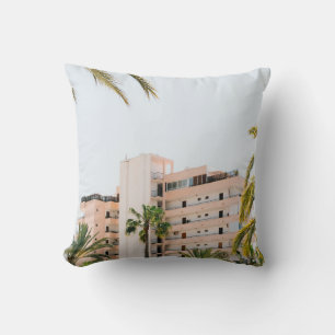 COUSSIN BÂTIMENT EN BÉTON BLANC À CÔTÉ D'UN PALMIER VERT A