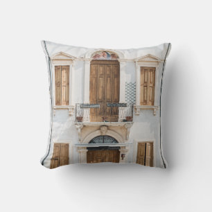 COUSSIN BÂTIMENT EN BÉTON BLANC AVEC PORTES EN BOIS ET VEN