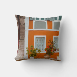 COUSSIN BÂTIMENT EN BÉTON BLANC ET GRIS ORANGE