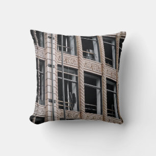 Coussin BÂTIMENT EN BÉTON Brown AVEC FENÊTRES EN VERRE