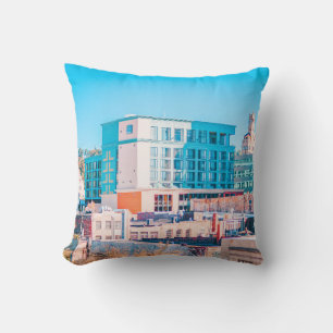 Coussin BÂTIMENT EN BÉTON Brown ET BLANC SOUS LE CIEL BLEU