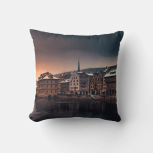 COUSSIN BÂTIMENT EN BÉTON GRIS ET BLANC PRÈS DU CORPS DE D