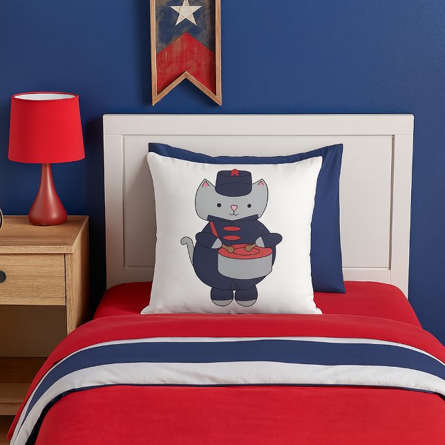 Coussin Batteur de l'orchestre d'Université Navy Bleu Roug (A throw pillow featuring a gray cat playing the drums in a navy blue & red marching band uniform.)