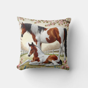 Coussin Beau cheval et poulain dans un verger en fleurs