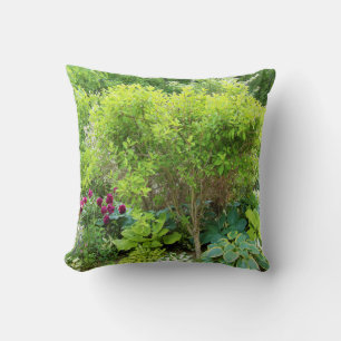 Coussin Beau jardin paysager vert avec hostas