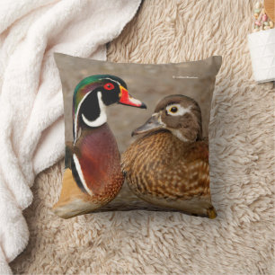 Coussin Beau moment de contact entre des canards en bois