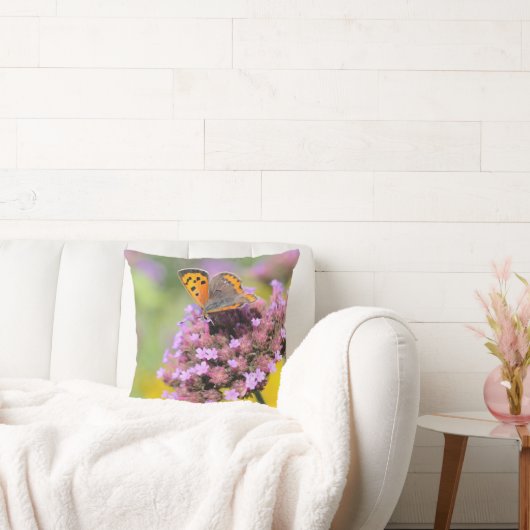 Coussin Beau papillon sur des fleurs (Canapé)