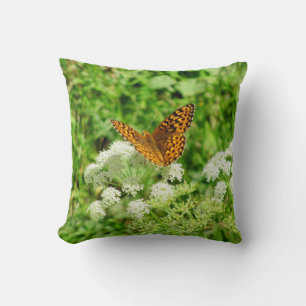Coussin Beau papillon sur les fleurs blanches