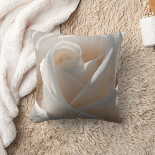 Coussin Beau Poly à fleurs de rose blanche (Couverture)