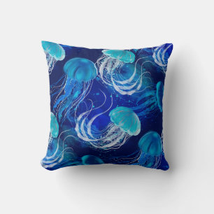 Coussin Beaucoup de méduses bleues nageant sous l'eau. Sea