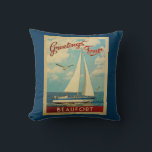 Coussin Beaufort Vintage voyage de bateau à voile Caroline<br><div class="desc">Ce Salutations de Beaufort Caroline du Nord design nautique de voyage vintage comprend un bateau naviguant sur l'eau avec des mouettes et un ciel bleu rempli de somptueux nuages blancs bouffants.</div>