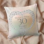 Coussin Beautiful Pearl 30th Anniversary<br><div class="desc">Doté d'un beau coeur de perle,  ce coussin d'anniversaire chic du 30ème mariage peut être personnalisé avec vos informations spéciales d'anniversaire de perle sur un arrière - plan perle. Conçu par Thisisnotme©</div>