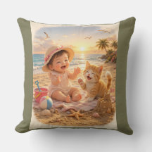 Bébé de la plage et joie du château de sable du ch