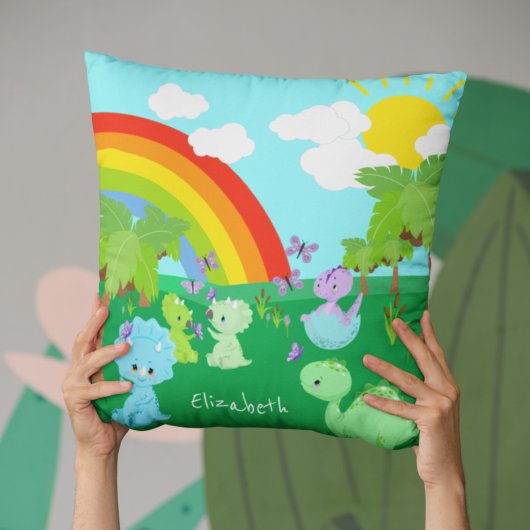 Coussin Bébé Dinosaures avec papillons, arc-en-ciel et sol