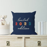 Coussin Bébé mignon année de naissance limitée Édition Arc<br><div class="desc">Voici notre adorable coutume Cute Kids Birth Year Limited Edition Rainbow Throw Pillow! Cette coussin moderne et amusante s'ajoute parfaitement à la chambre ou à l'aire de jeux de n'importe quel enfant, car elle est décorée d'un arc-en-ciel coloré dans des couleurs rétro coquelicots qui égayent n'importe quel espace. Mais ce...</div>