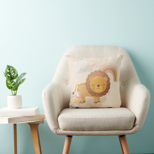 Coussin Bébé mignon Lion Cub & Boho Arc en ciel sur Beige  (Chaise)