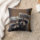 Coussin Bébé Raccoons se blottit dans la neige tombante (Couverture)